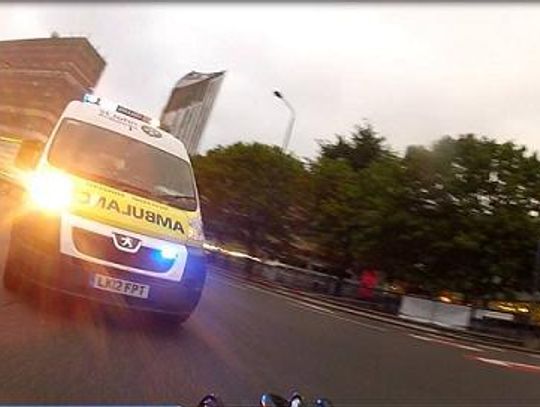 Ścigał się z karetką. Głupota kierowcy Passata mogła przyczynić się do tragedii 