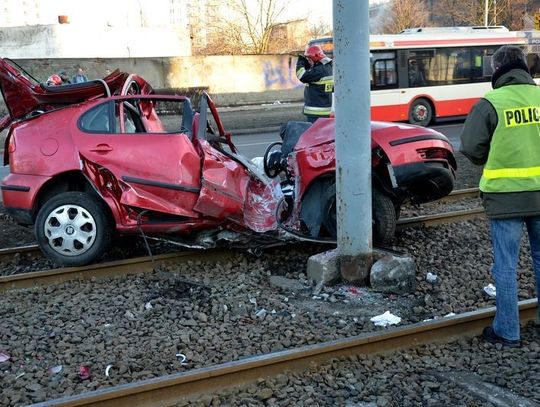 Seatem uderzyła w słup trakcyjny