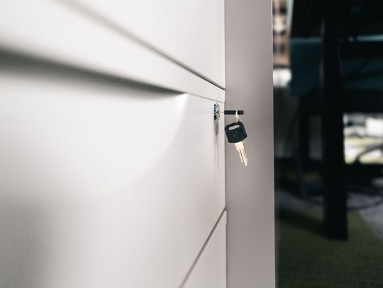 Sejf na laptopa i elektronikę – jak zabezpieczyć sprzęt w domu, biurze i apartamencie?