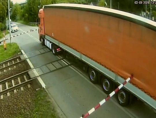 Sekundy od tragedii. Kierowca nie opuścił przejazdu – w ciężarówkę uderzył pociąg