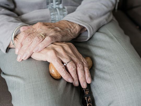 Seniorka straciła blisko 450 tysięcy złotych!