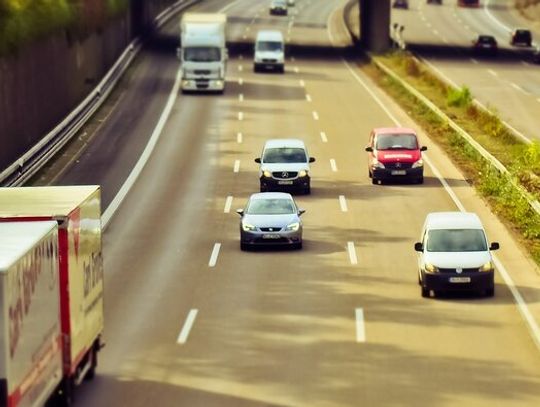 Sezon urlopowy na polskich drogach - trudny czas dla kierowców ciężarówek