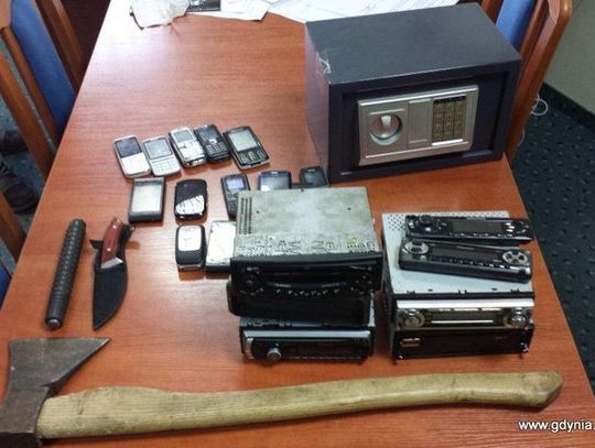 Siekierą - wymuszenie rozbójnicze. Grozili śmiercią