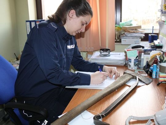 Siekierą zniszczył drzwi  do mieszkania swojej konkubiny