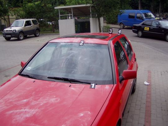 Skakali sobie po masce samochodu