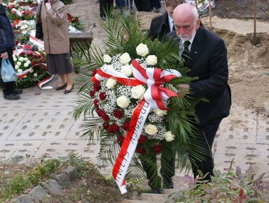 Skandal nad grobem Walentynowicz. Delegacja Marszałka Sejmu chwiejnym krokiem ze spóźnionym  wieńcem