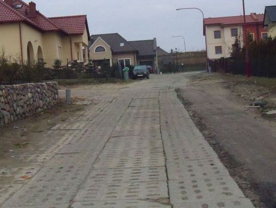 Skandaliczny stan ulicy - przepychanka radnych, a mieszkańcy w dziurach