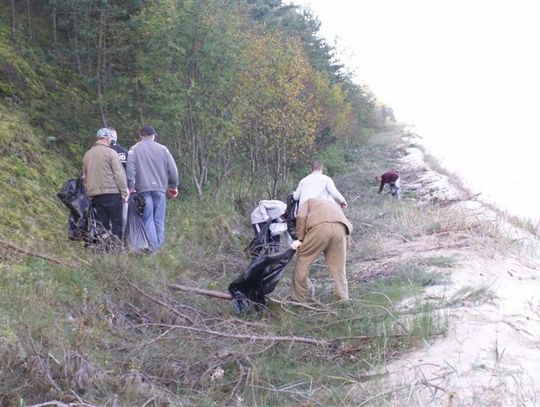 Skazani na plaży -  brudna robota z wyboru