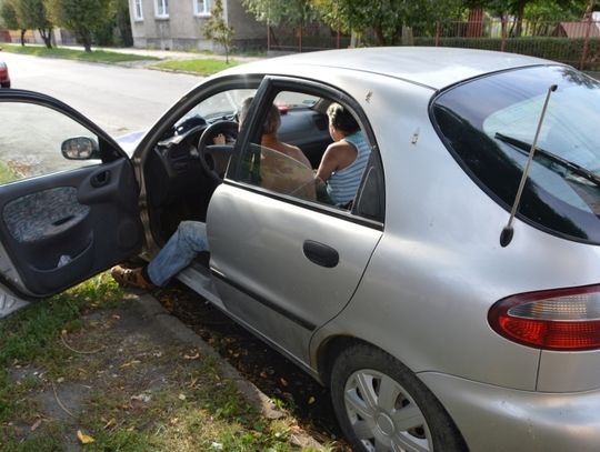 Skazani na siebie. Mieszkają w samochodzie na ulicy... 