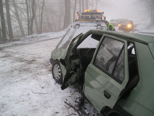 Skoda favorit wpadła do rzeki Wierzyca w okolicy Starogardu. Dwie osoby nie żyją