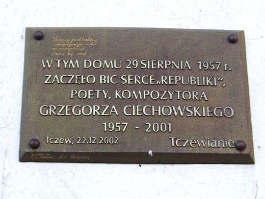 Skradziono tablicę ku pamięci Grzegorza Ciechowskiego