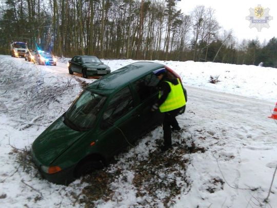 Śliska nawierzchnia, stracenie panowania nad autem i auto w rowie