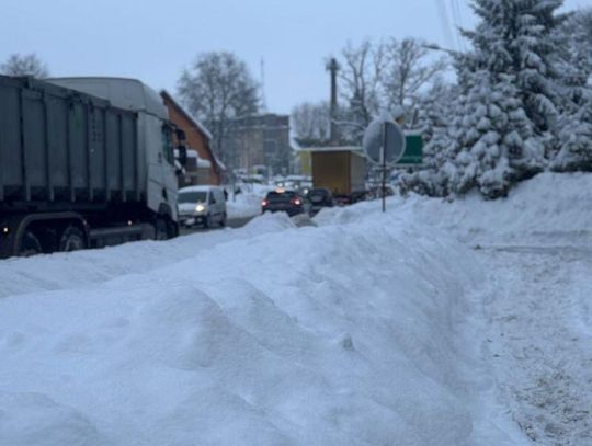 Ślisko, niebezpiecznie, ryzykownie. Policja apeluje o rozsądek