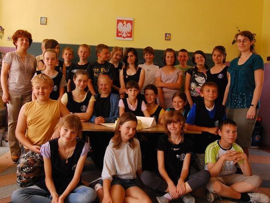 Słodka mobilizacja. Klasa VIa z Pelplina cieszyła się z wygranej w konkursie „Nasza klasa na 5 i 6”
