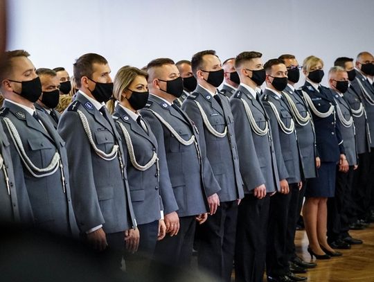 ŚLUBOWANIE NOWO PRZYJĘTYCH POLICJANTÓW i WRĘCZENIE ODZNACZEŃ PAŃSTWOWYCH I RESORTOWYCH