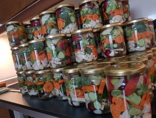 Słupski fizyk przygotował 150 słoików kiszonek na cel charytatywny