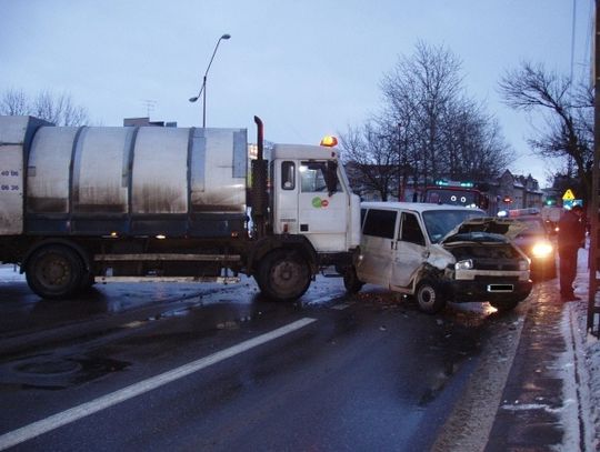 Śmieciarką w volkswagena na skrzyżowaniu