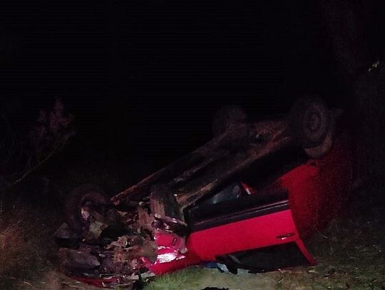 Śmierć 71-latka, którego samochód uderzył w drzewo a potem dachował