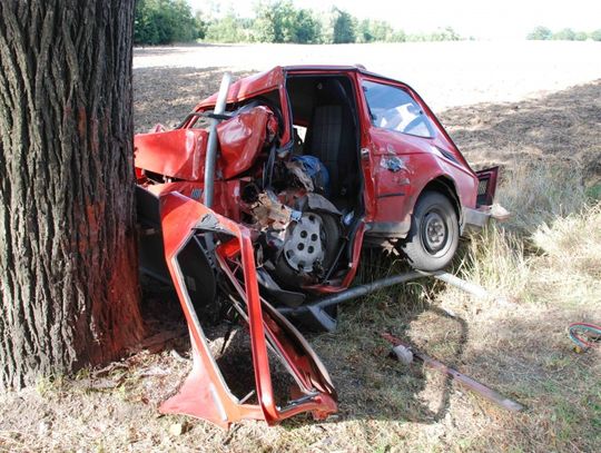 Śmierć w "maluchu". Auto wbiło się w drzewo