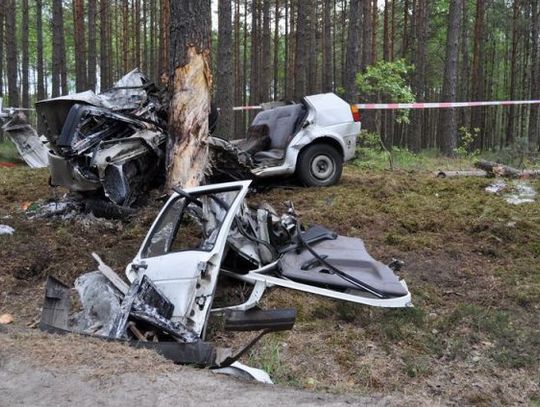 Śmiertelna jazda - rozpędzonym autem w drzewo