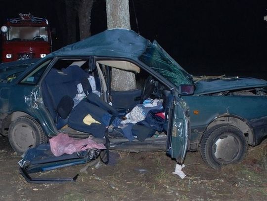 Śmiertelny wypadek, chłopak uderzył audi 80 w drzewo