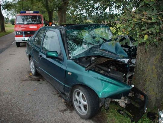 Śmiertelny wypadek - na prostej drodze wbił się w drzewo