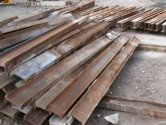 Śmiertelny wypadek w Albertowie. Pracownik przygnieciony szynami