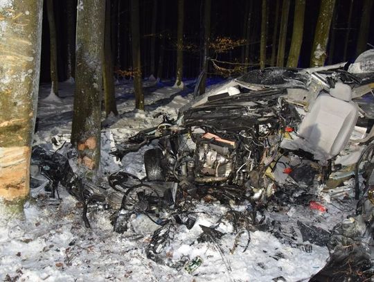 Śmiertelny wypadek w Nowym Dworze Wejherowskim – kierowca mercedesa uderzył w przydrożne drzewo