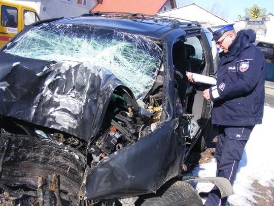 Śmiertelny wypadek w Żuławkach - wjechał w drzewo