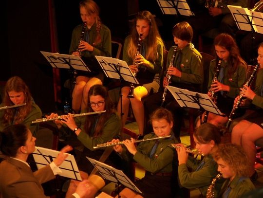 Smutna jesień na zewnątrz, gorąca w centrum