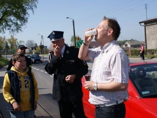 Sok z cytryny zamiast mandatu. W Rudnie dzieci upominały kierowców nieprzestrzegających przepisów drogowych