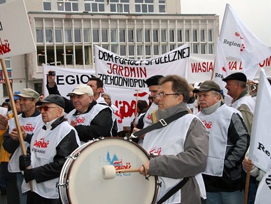 Solidarnościowa pikieta przed Sejmem - w obronie pomostówek