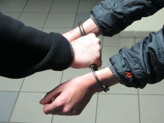 Spacer pijanych rodziców z 18-miesięcznym dzieckiem