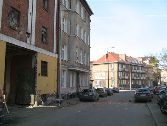 Spadające cegły z rozbiórki - na zaparkowane samochody