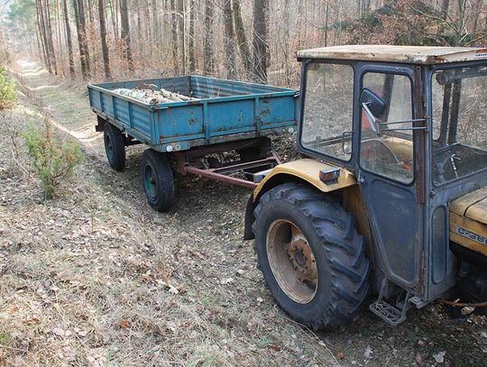 Spadł z przyczepy pod koła