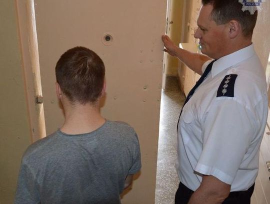 Spakował gry do kurtki i próbował uciekać...