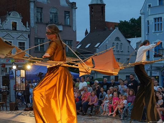 Spektakl plenerowy „Klasa” w wykonaniu Teatru Snów. Teatr wyszedł na ulice Tczewa!