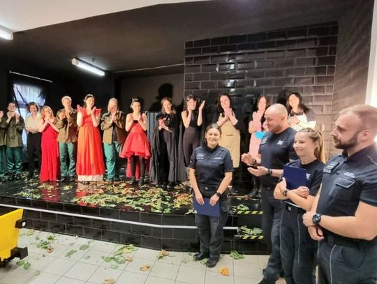 Spektakl teatralny, wystawa fotograficzna. Odbudowa tożsamości i nauka życia w społeczeństwie