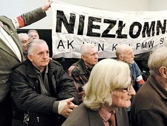 Spektakularna ucieczka sędziego z sali obrad