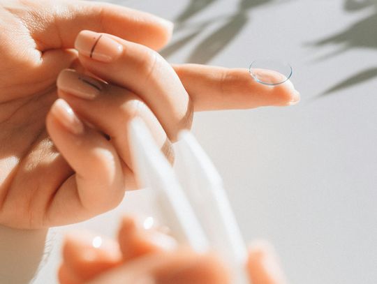 Spojrzenie, które przyciąga wzrok. Soczewki niebieskie zerówki