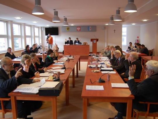 Spory radnych powiatowych o apteki i drogi. W sprawie farmaceutów zarząd i koalicja postawili na swoim