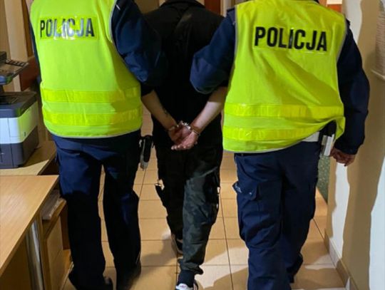 Sprawca rozboju chciał potrącić funkcjonariusza skradzionym samochodem