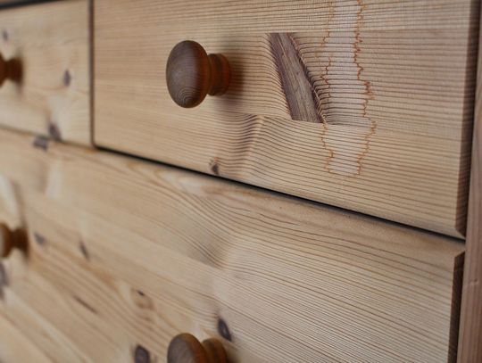 Sprzedając meble, straciła... 81 000 złotych