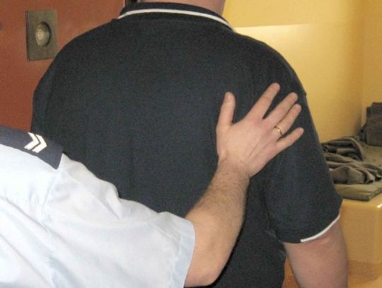 Środkiem drogi, chwiejnym krokiem starł się z mercedesa bokiem