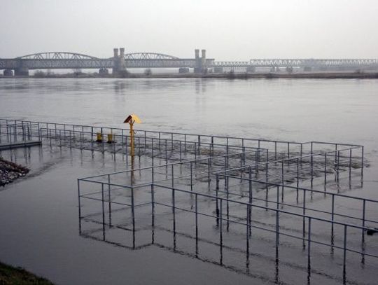 Stan ostrzegawczy na Wiśle - rzeka zalała już pomost
