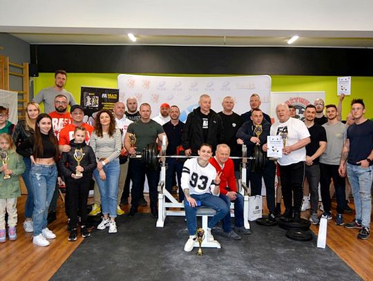 Starcie najlepszych siłaczy Tczewa w wyciskaniu sztangi. Sportowe emocje i 56 zawodników w turnieju !!