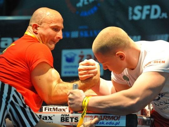 Starcie tytanów na zamku. Posiłują się na ręce