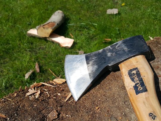 STAROGARD GD. 30-latek ruszył na policjantów z siekierą. Mundurowi użyli tasera 