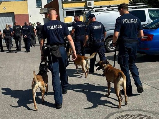 Starogardzki policjant i pies służbowy Dexa na ćwiczeniach w Zakładzie Karnym w Czarnem