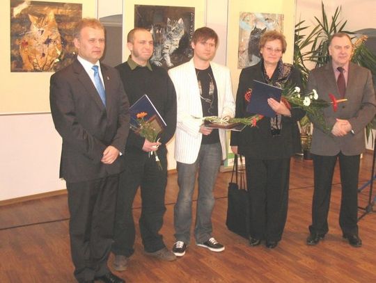 Starosta wręcza nagrody i "wykłada" o służbie człowiekowi